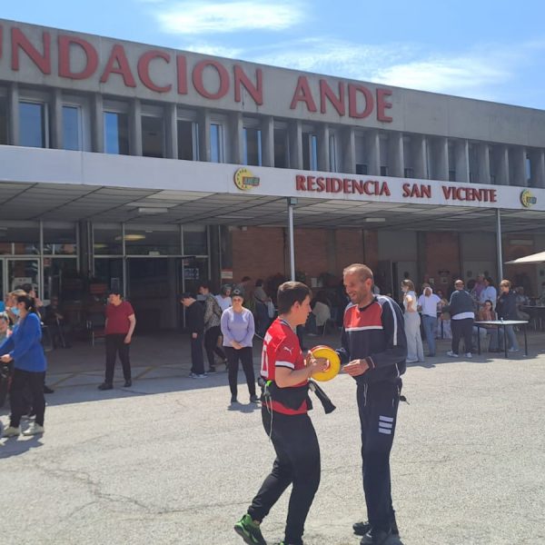 La Fundación VINCI España visita el mercadillo organizado por la Fundación ANDE